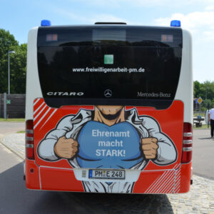 Bus mit Beschriftung Ehrenamt