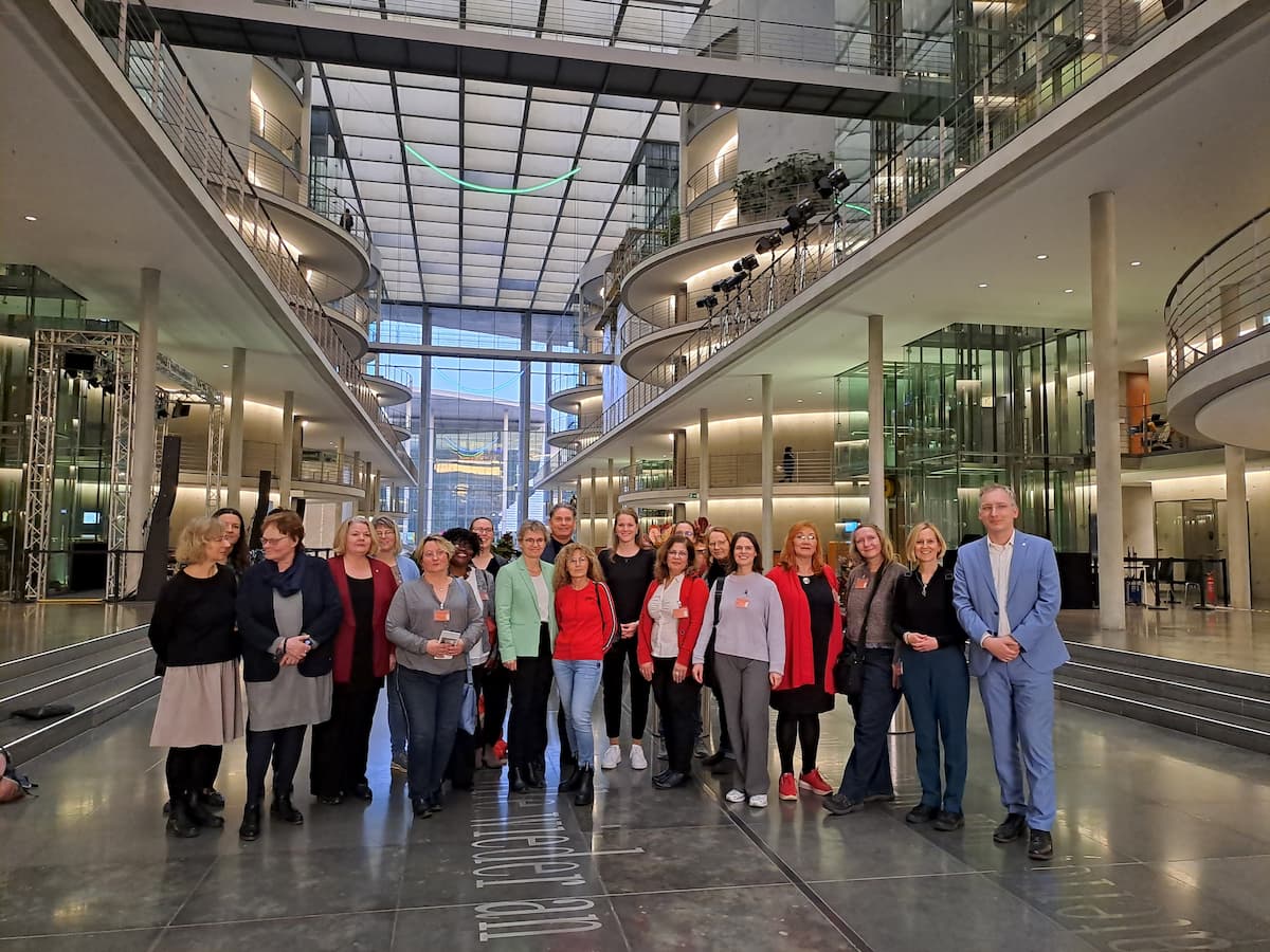 Schutz für Frauen und Kinder, Gruppenbild im Bundestag